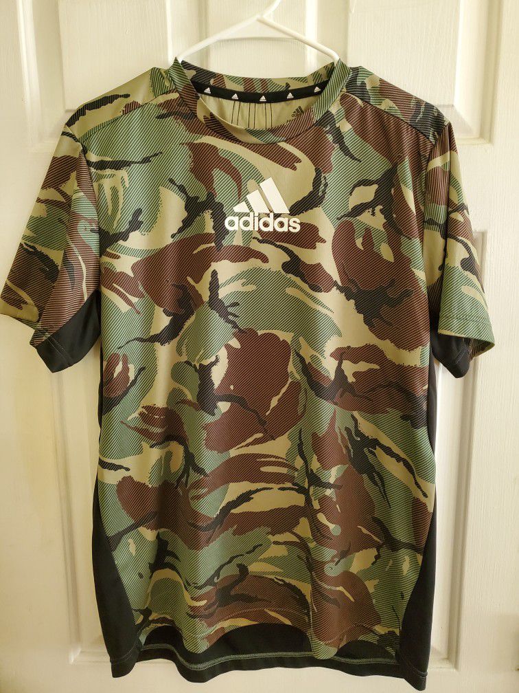 Special Price Adidas Tshirt Midum Size High Quality Available 