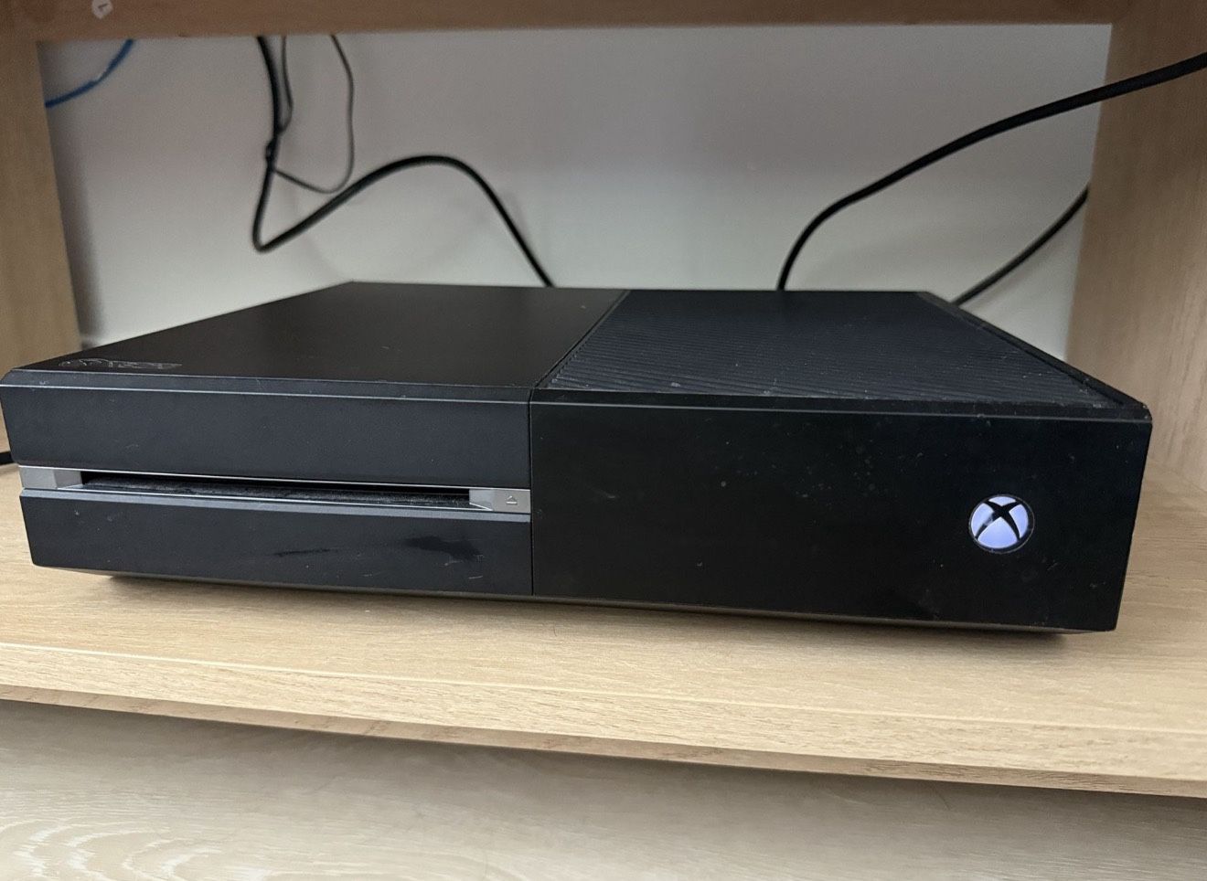 Xbox One 500GB With Controller And Rechargeable Batteries 