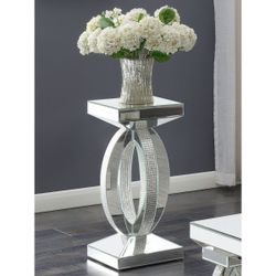Side table Pemberly Row End Table Coffee Accent Table, Square, Contemporary, Indoor in Wood, Mirrored, NEW 
