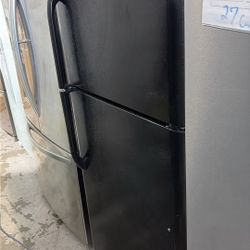Frigidaire Top Freezer Refrigerator 