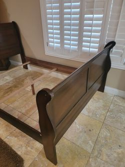 Full size bed frame in Excellent condition