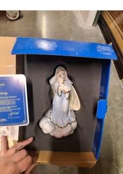 New large precious moments porcelain figurine angel on cloud ☁️ 25.00