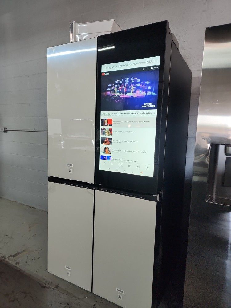 SAMSUNG Bespoke 29 cu. ft. 4-Door French Door Refrigerator with AI Family HuB & AI Vision Inside , In White Glass.