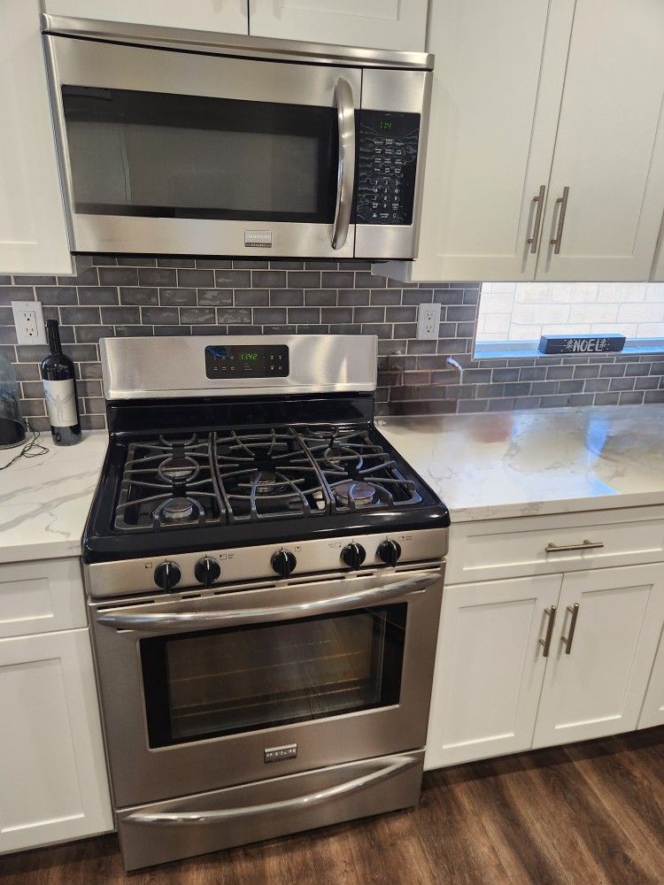 Frigidaire Gallery Gas Range and Microwave