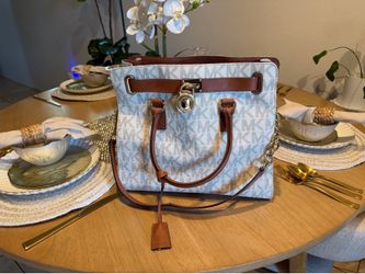Large Michael kors body cross  hand bag.