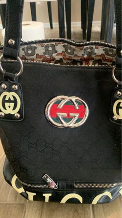 Purse straps r worn