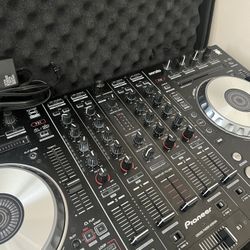 Pioneer DDJSX2 DJ CONTROLLER and Semi hard Traveling Case. Lightweight And Portable