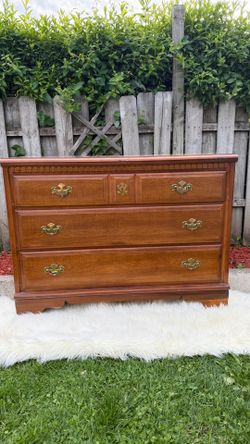 3 large drawers Dresser
