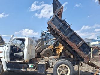 Dump truck