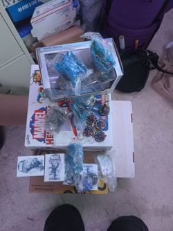Marvel HeroClix miniature lot (early 2000s version, Infinity Challenge, Clobberin Time, Xplosion, Critical Mass, Ultimates, Limited Edition singles, W