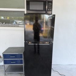 Magic Chef Top Freezer Refrigerator w/ Wheels