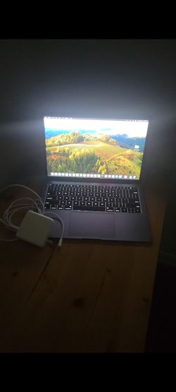 MacBook Air 2019 with charger 8 GB ram 250 GB hard drive