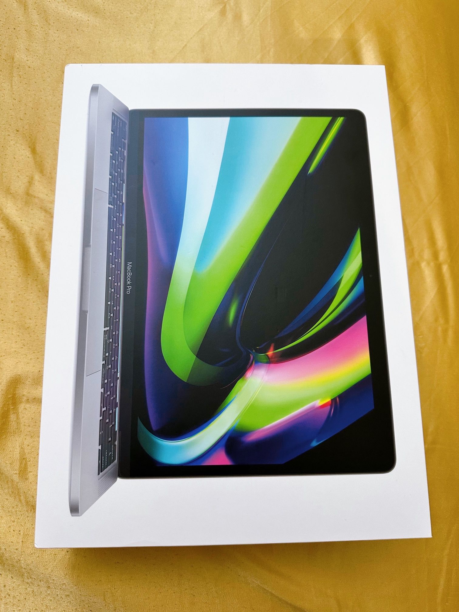 M2 Macbook Pro 13.3” 512GB SSD / Apple Intelligence
