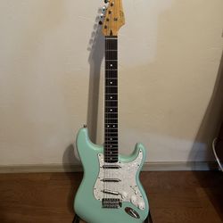 Squier Vintage Modified Stratocaster in Surf Green