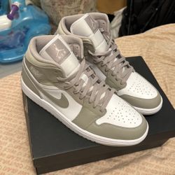 Air Jordan 1mid/ College Grey-bone white 