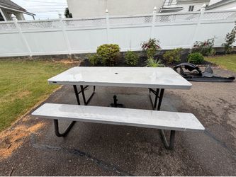 Picnic table