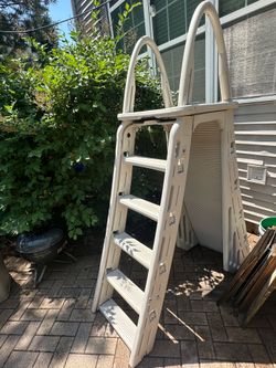 Pool ladder