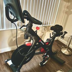 Peloton Bike $600- Requires pick up