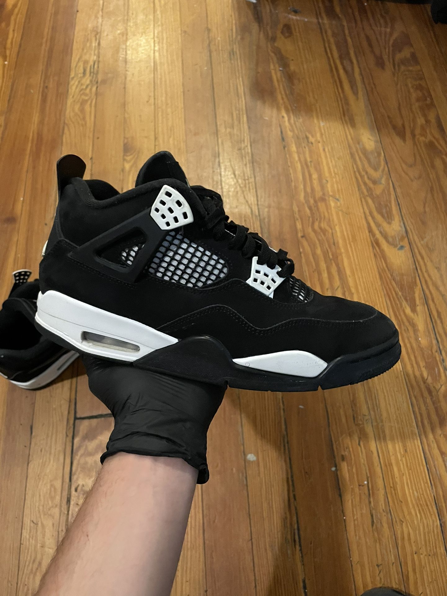 Jordan 4 White Thunder ( Size 9.5)