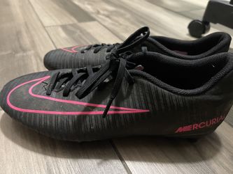Nike women’s soccer cleat size 7.5