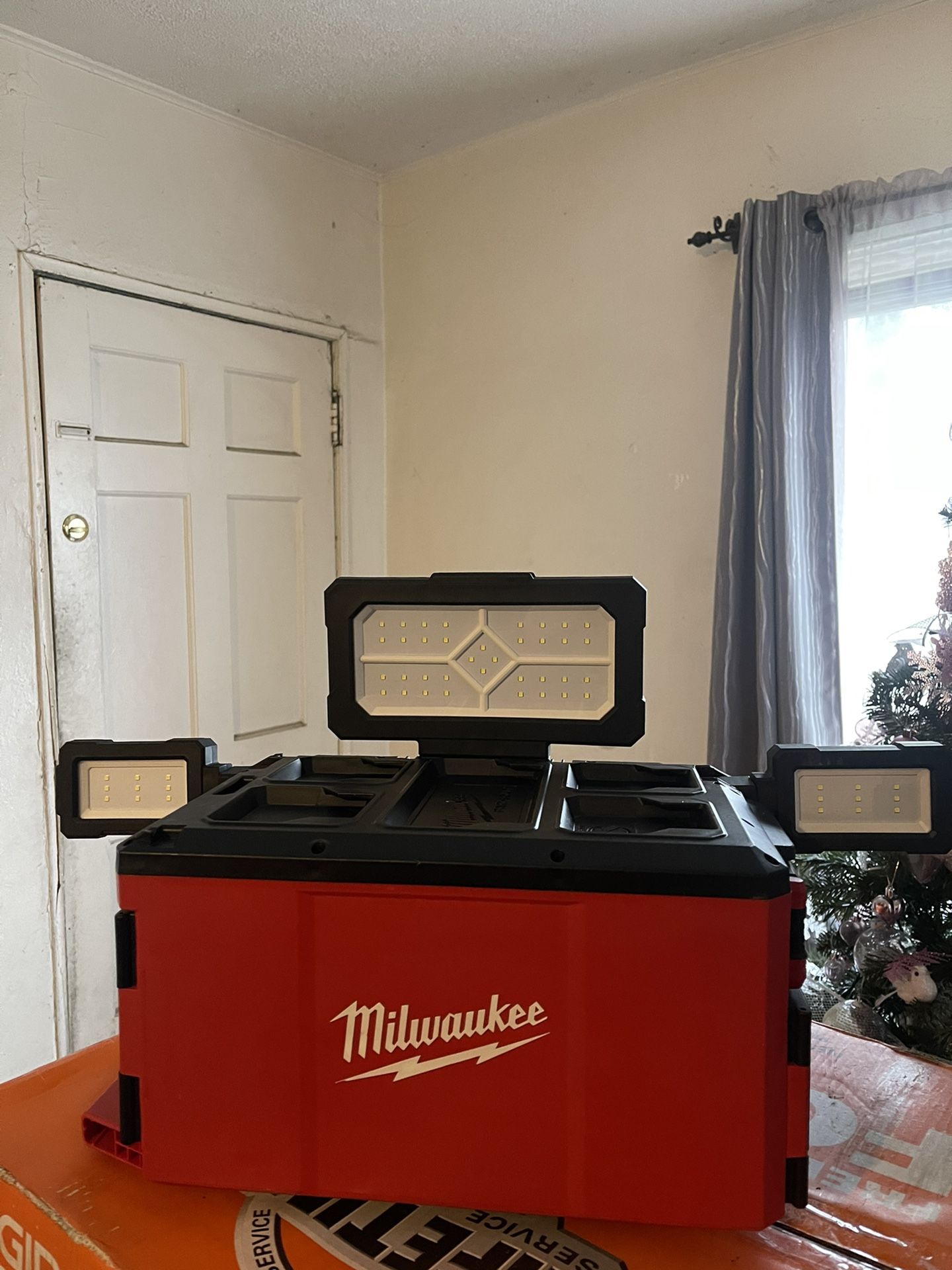 Milwaukee M18 18 Volt Lithium Ion Cordless PACKOUT 3000 Lumens LED Light with Built In Charger