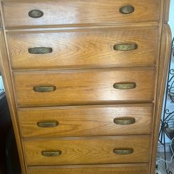 Dresser  Gabetero 57 pulgadas de largo 40 pulgadas de ancho 17 de ondo Mueble con 5 gabetas  Solido Buenas condiciones 