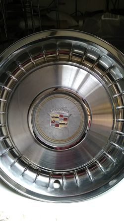 Cadillac vintage hubcab 15" have only one..