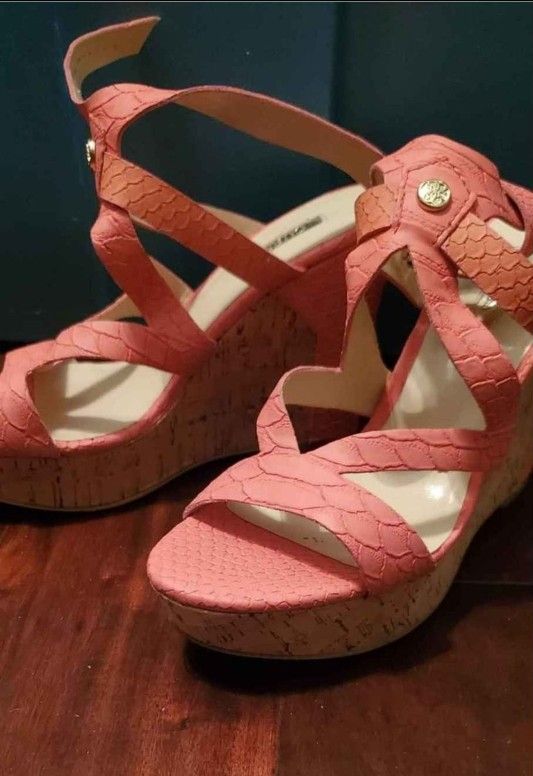 Women's 6.5 Salmon Corked Platform Heels Women's 6.5 heels by Guess