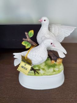 New porcelain bird music box