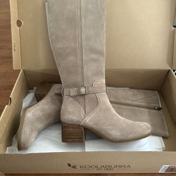 Woman’s Ugg Boots Size 9.5 