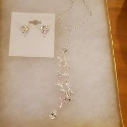 New Pretty Elegant Silver Plated Necklace And Earrings Set Comes With Box 📦 