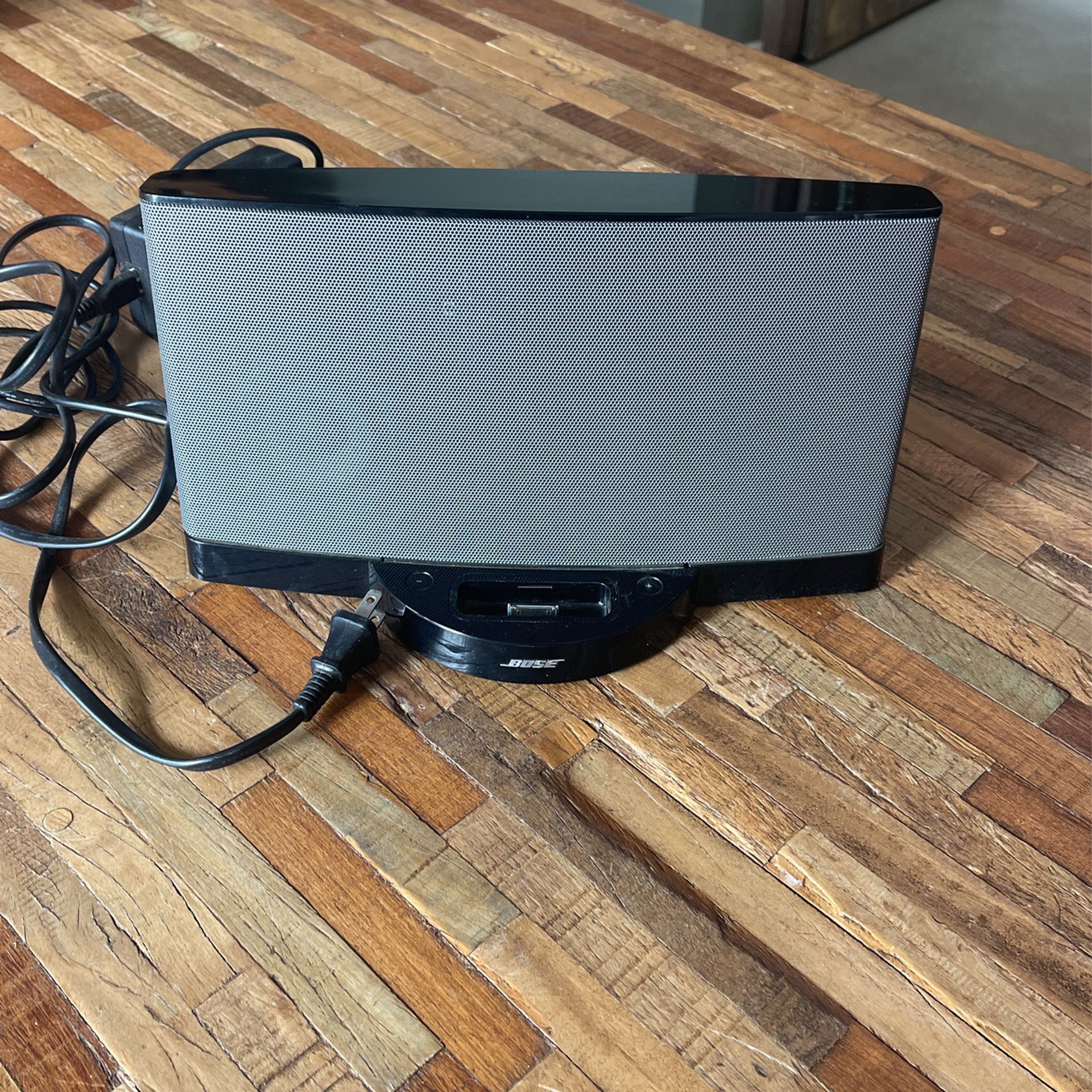 Small Bose Speaker -Holds I-pods