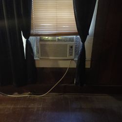 Window Unit Air Conditioner 