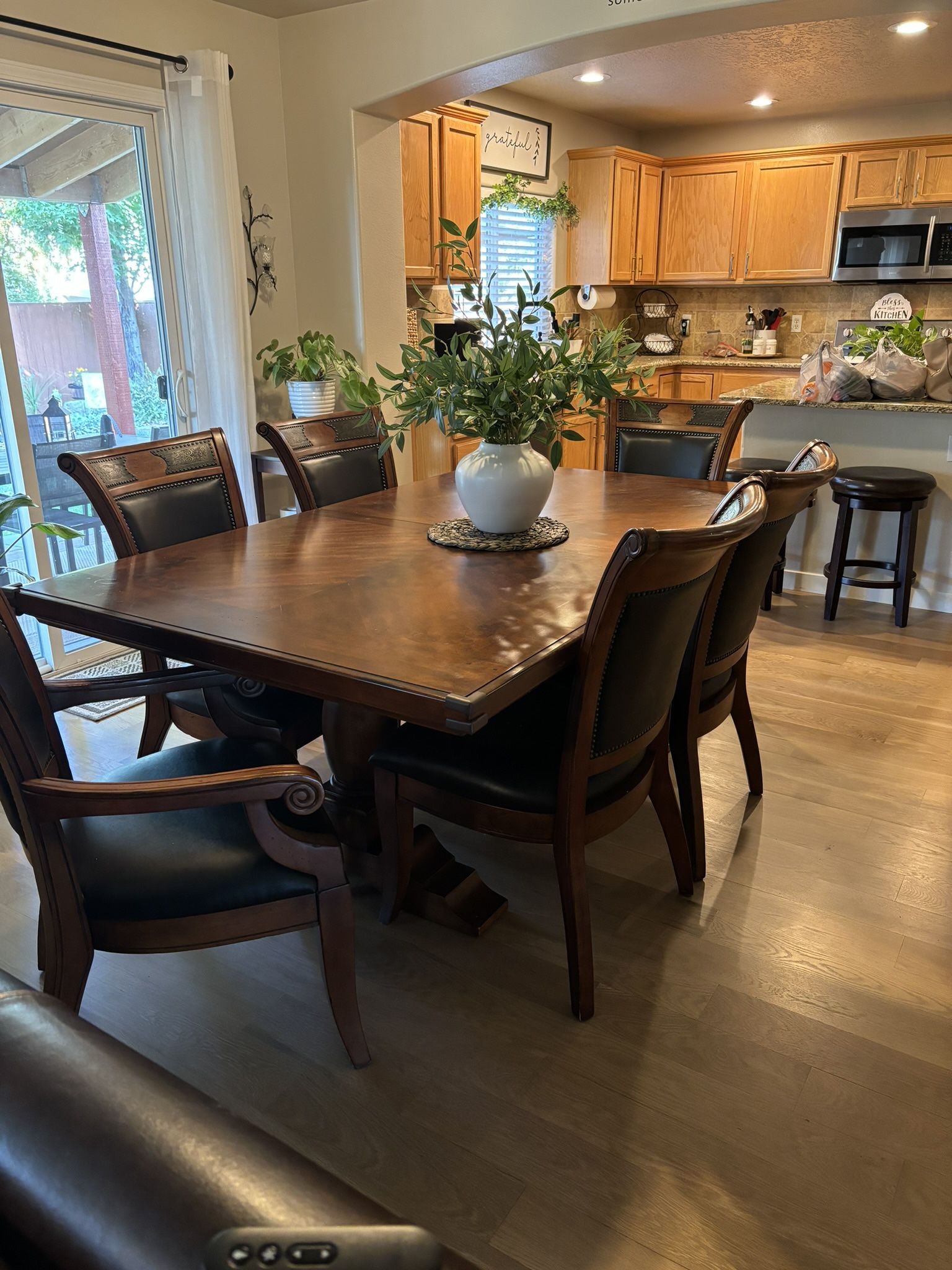 Dinning Room Set With Two Captain Chairs And 4 Chairs Without Arm Rest