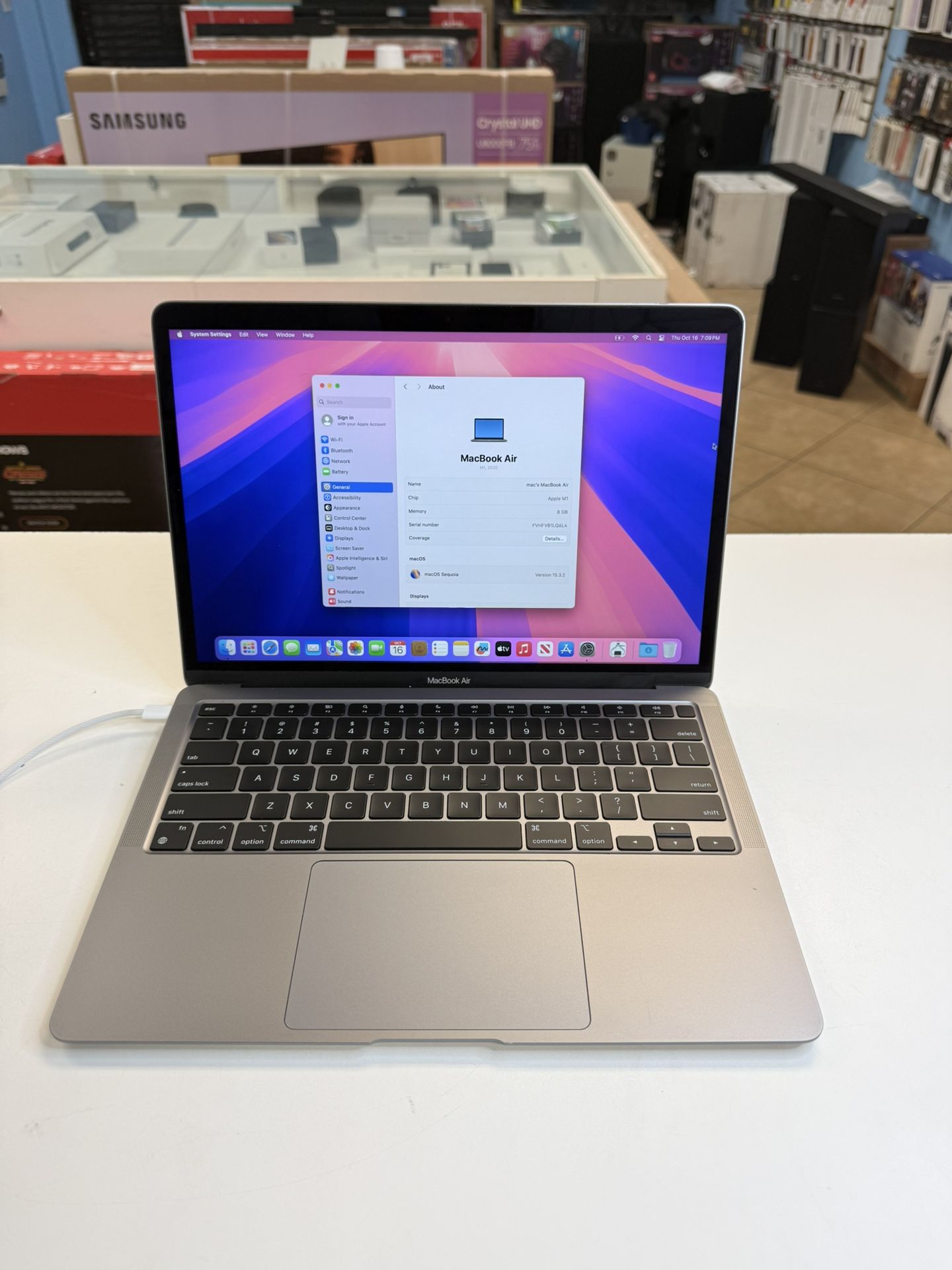 MacBook Air 13inch M1 Chip 8/256 like New Batteru cycle 48