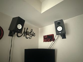 Yamaha HS5 with mounts  $350