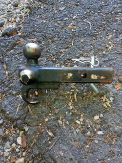 Three sided bull hitch with one side hook for 2-in hitch all three bolt hitches are common