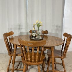 VTG Kitchen Dining Table & 4 Tavern Chairs PERFECT FOR KITCHEN OR APARTMENT / Mesa Comedor De Madera Solida Y 4 Sillas