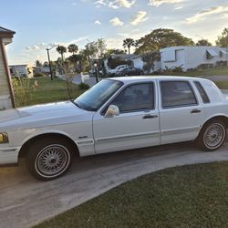 1997 Lincoln Towncar signature series