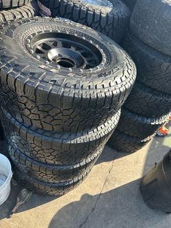 Vendo un set de rines semi nuevos METO de para Toyota, Chevrolet, Nissan Titán,GMC con llantas usadas en buenas condiciones
