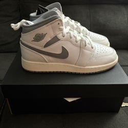 Jordan Retro 1 Mid  GS ‘Natural Gray’, Size 6Y/  7.5 Women/ 6 Men, Brand New. 