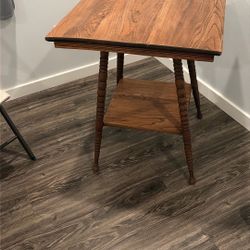 Beautiful Solid Oak 24 In.² Table