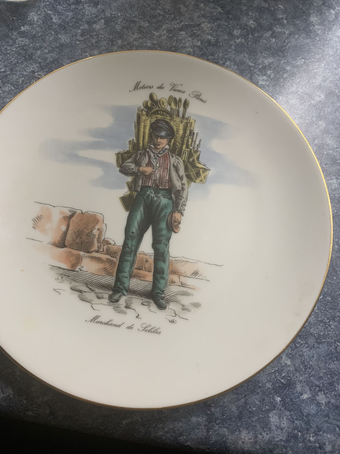 Metiers du Vieux Paris 7 3/4” Gold Trimmed Plate