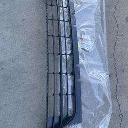 17-18-19 VW Beetle Front Bumper Grill OEM New