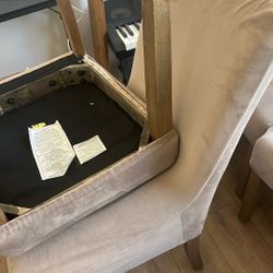 4 Dining Room Chairs. 