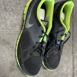 Men’s Nike tennis shoes size 13 black and yellow