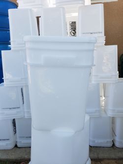 4 GALLON PLASTIC BUCKETS 
