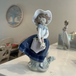 Lladro #05222 Retired Pretty Picking Porcelain Figurine of Girl with Basket