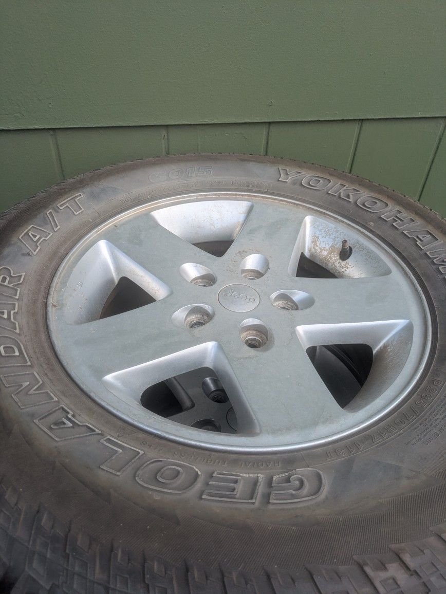 5 Jeep Wheels $400 All Tires Hold Air And Drive Well 265-70-17
