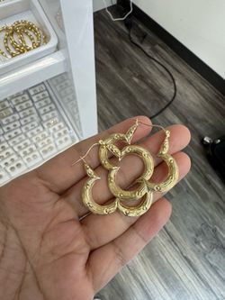 ✨ 10KT Solid Gold Hoop Earrings ✨